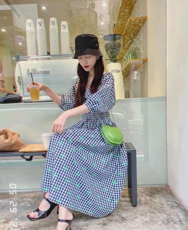「豪門嬌妻」曾之喬越來越會穿！藍色格紋裙搭漁夫帽，時髦又減齡 娛樂八卦吃瓜 第2张