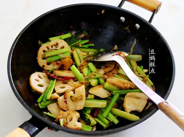 中秋聚餐，教你做干鍋香辣蝦，只花一半的錢，一家人吃過癮 熱愛美食 第13张