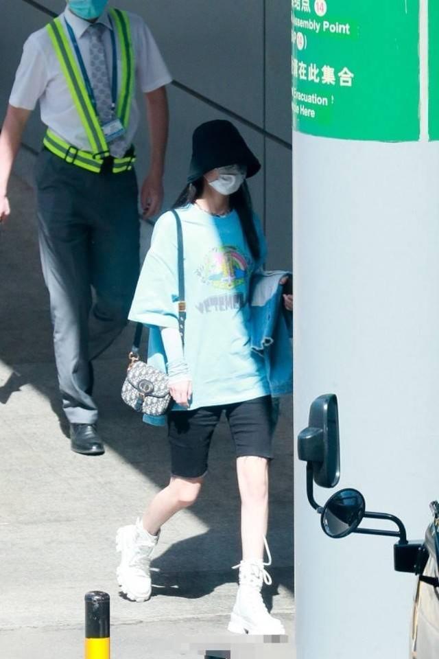 趙麗穎時尚大片曝光：穿花朵連體衣化身精靈女孩，減齡十足哪像32 娛樂八卦吃瓜 第10张