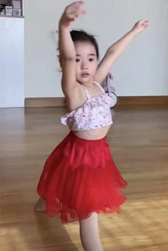 董璇曬女兒跳舞視頻，4歲小酒窩自編自導兒童舞，一字馬太有范 娛樂八卦吃瓜 第2张