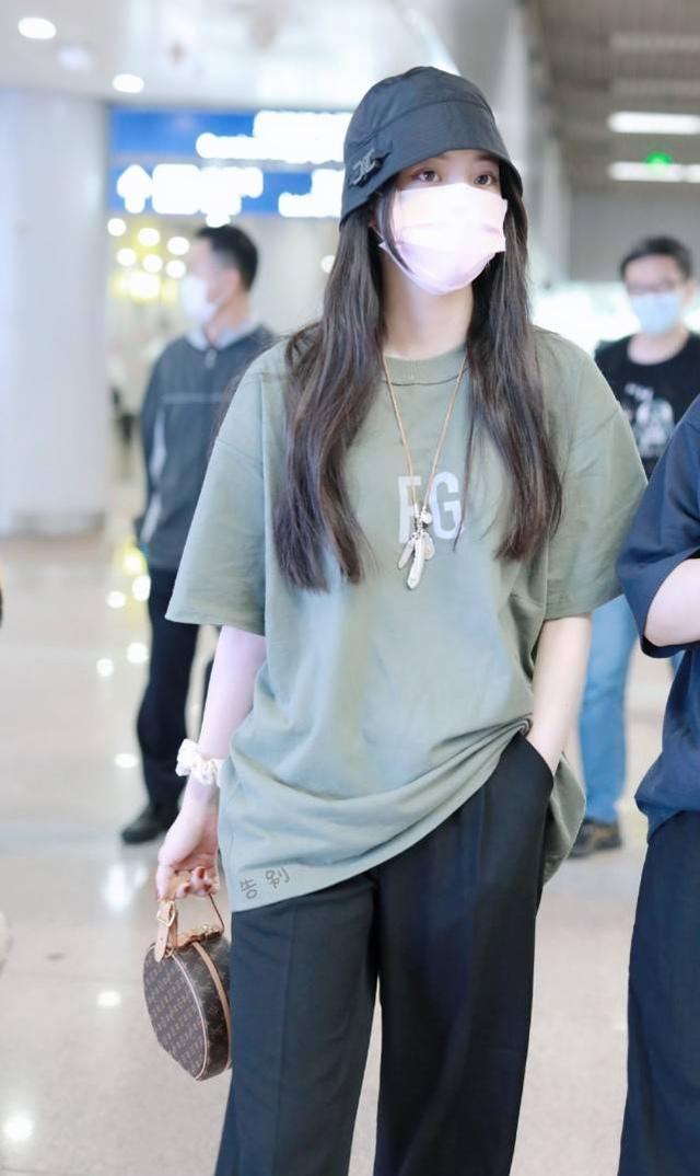歐陽娜娜機場私服照釋出：穿暗綠T恤搭配高腰闊腿褲，時尚感十足 娛樂八卦吃瓜 第1张