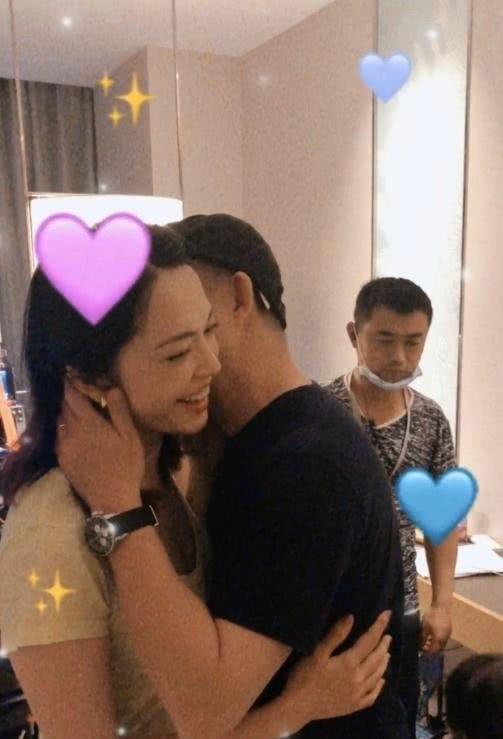 姚晨夫婦結婚多年依舊恩愛，老公曹郁探班姚晨送上驚喜，狂撒狗糧 娛樂八卦吃瓜 第1张