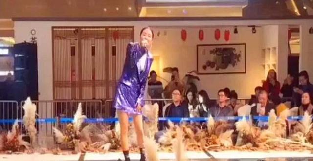 曾是最紅的超女冠軍，如今路邊舞台賣力演唱，商場走穴凍到直哆嗦 娛樂八卦吃瓜 第9张