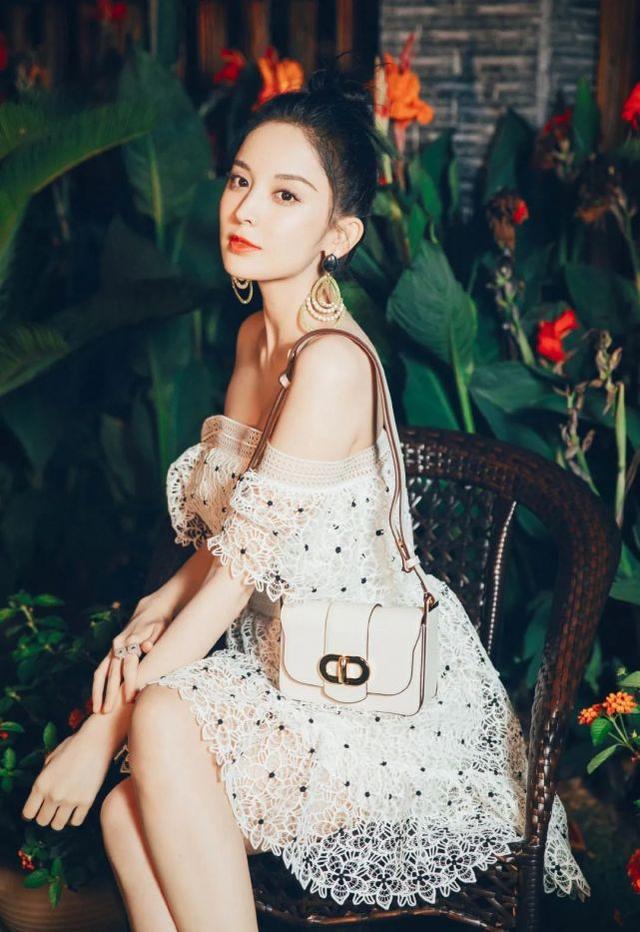 古力娜扎太精緻！清爽丸子頭配白色一字肩裙，仿佛「花仙子」降臨 娛樂八卦吃瓜 第3张