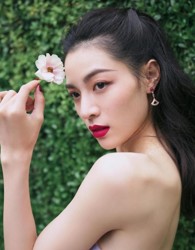 新晉「港風女神」鍾楚曦，顏值高氣質佳，美背直角肩怎麼看都很美 街拍正妹 第3张