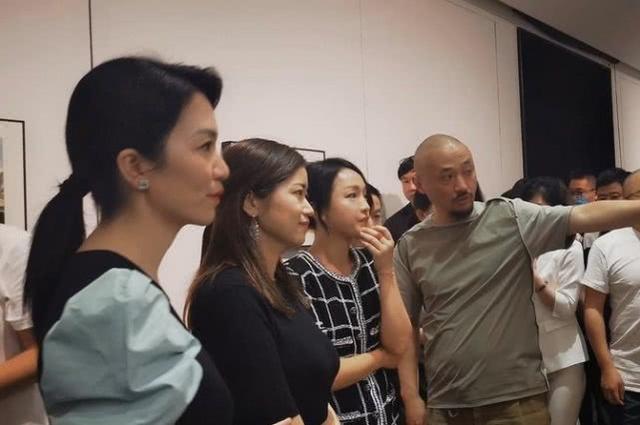 周迅被曝離婚後首露面，心情大好絲毫未受影響，穿連衣裙大秀美腿 娛樂八卦吃瓜 第2张