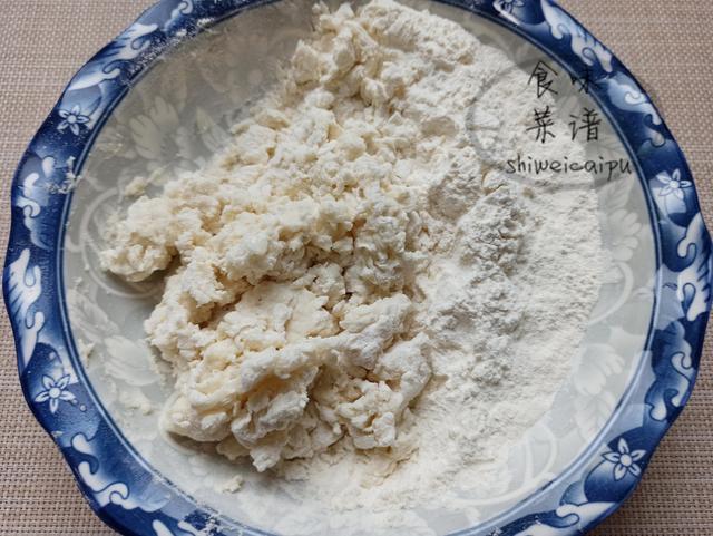 韭菜盒子的3個小技巧，麵皮放涼了也不硬，韭菜不出水，鮮香美味 熱愛美食 第4张
