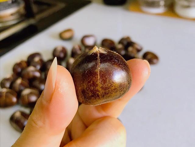 板栗快速剝皮小技巧，光滑不粘皮，完整不傷指甲，簡單方便又實用 熱愛美食 第6张