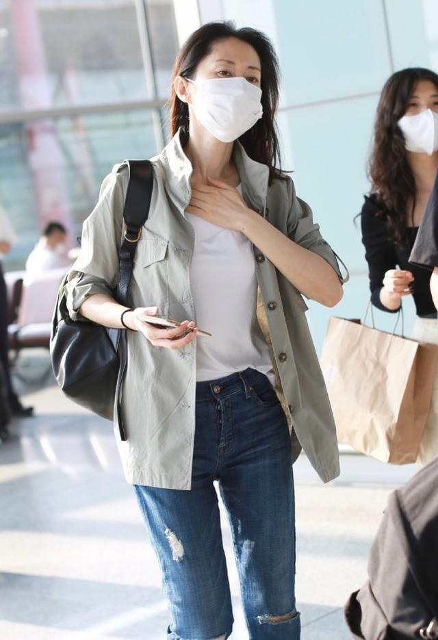 44歲劉敏濤難怪總演媽！素顏現身機場狀態略顯老，但身材依舊苗條 娛樂八卦吃瓜 第1张