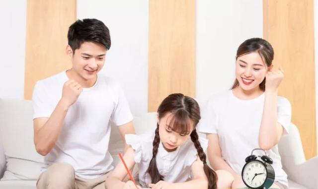 孩爸在家长群里“抢红包”，语数外老师手慢无，孩妈哭笑不得