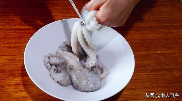 37元買了2條鮮活的八爪魚，便宜嗎？配上韭黃簡單炒一炒，下飯 熱愛美食 第3张