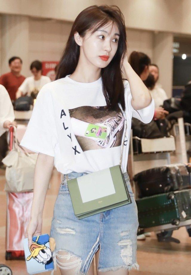夏季牛仔短裙穿搭盤點：三種風格任你搭配，凸顯女人腿部性感線條 娛樂八卦吃瓜 第2张
