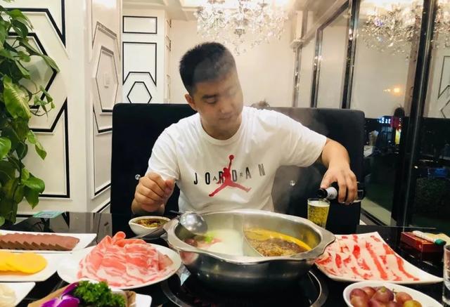 90後小伙婚前婚後胖80斤，網友：沒有一個老公是餵不胖的 健身減肥達人 第10张