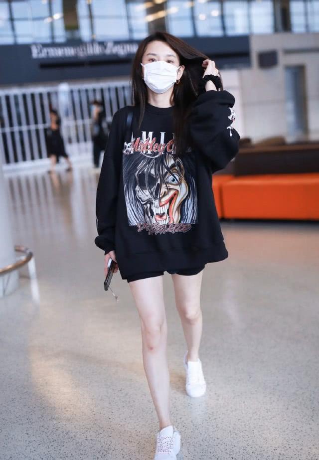 宋祖兒現身機場，任性身材玩起下半身失蹤，穿寬松衛衣大展美腿 娛樂八卦吃瓜 第6张