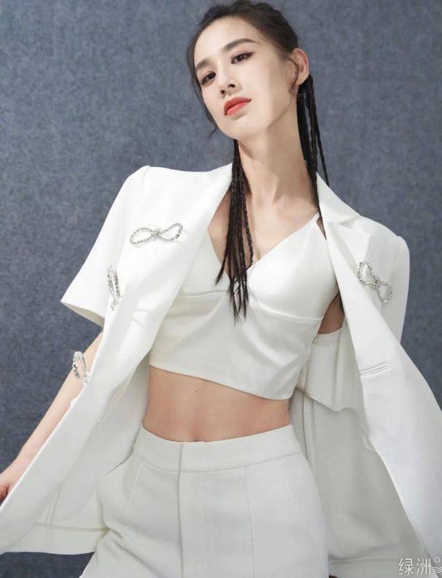 黃聖依不愧是少奶奶，穿迪士尼裙裝扮可愛，減齡感十足哪像37歲？ 娛樂八卦吃瓜 第6张