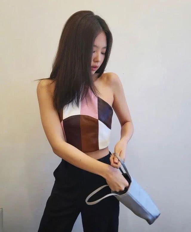 jennie自拍太養眼！親身示範「富家女穿搭風」，時髦中又不失貴氣 娛樂八卦吃瓜 第6张