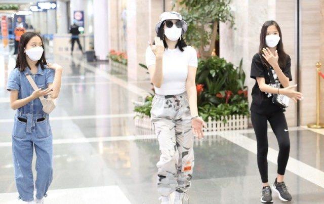 鍾麗緹一家現身機場，張倫碩和繼女相處超融洽，現場傳授舞技 娛樂八卦吃瓜 第5张