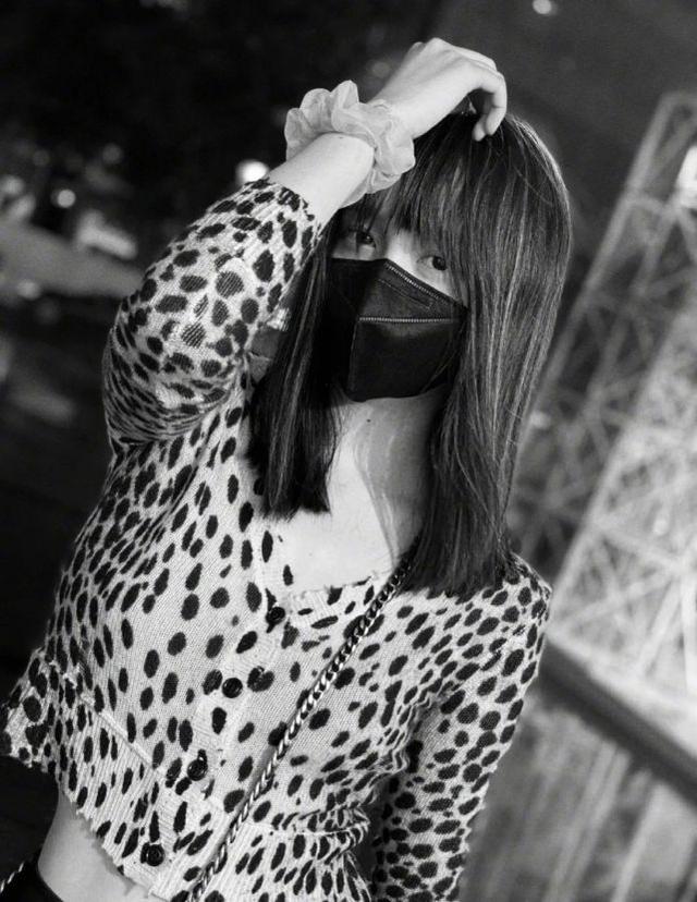 關曉彤模仿Lisa？齊劉海長發配豹紋針織衫，甜酷少女風高街又時髦 娛樂八卦吃瓜 第5张