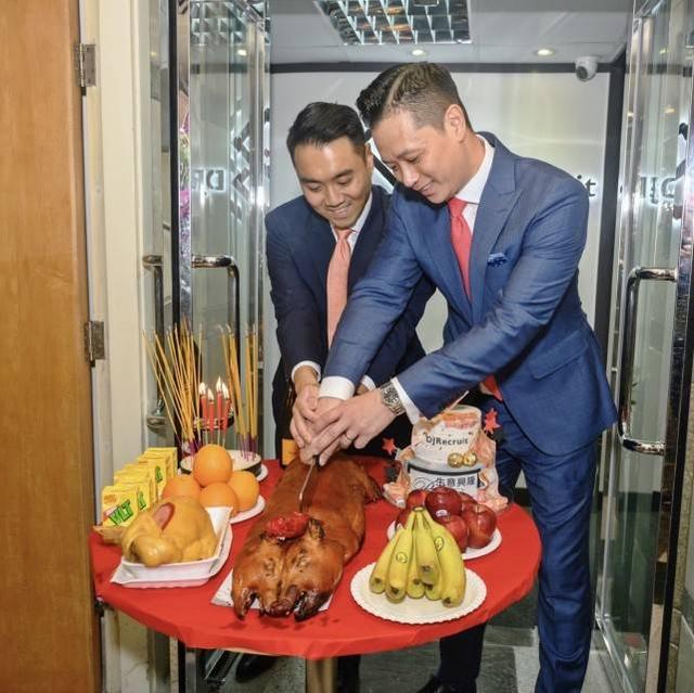 胡杏兒曬全家大合照，為小兒子慶1歲生日，網友：胡杏兒找到真愛 娛樂八卦吃瓜 第7张