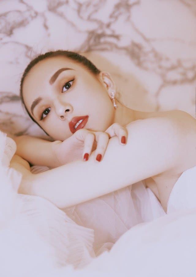 郭富城嬌妻方媛曬美照，穿蘋果綠色針織衫配短褲，一臉貴氣闊太相 娛樂八卦吃瓜 第4张