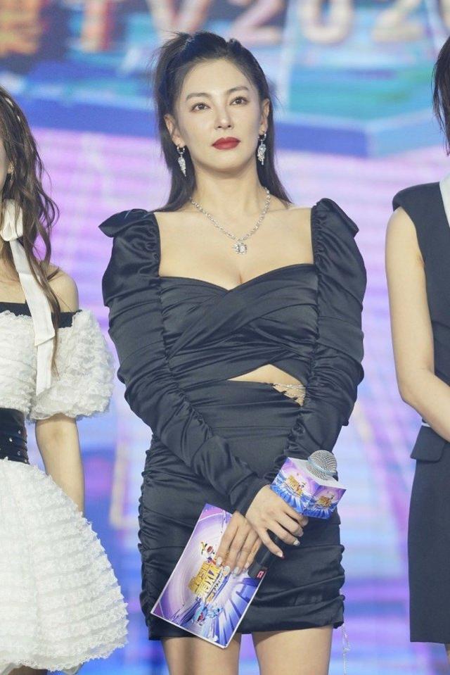 張雨綺曬自拍照，扎雙馬尾做時髦美甲，霸氣御姐重返少女時代 娛樂八卦吃瓜 第8张
