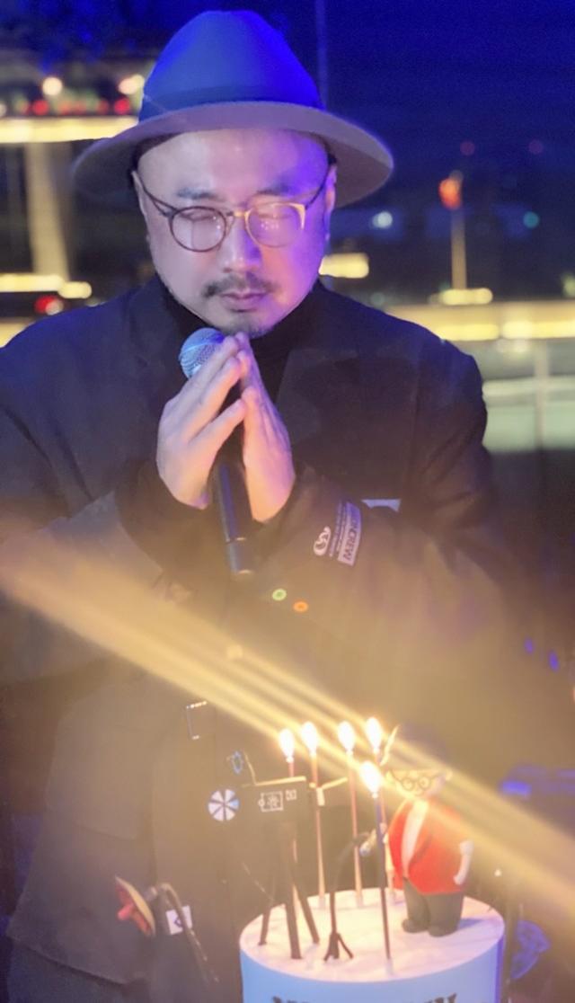 徐崢49歲生日派對超隆重，妻子陶虹全程陪伴，力破婚變傳聞 娛樂八卦吃瓜 第5张
