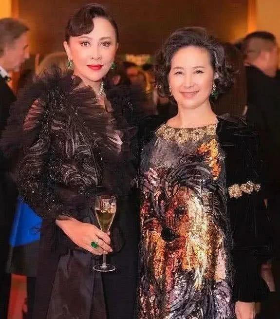 賭王接班人何超瓊氣質太好，穿「富婆裙」戴王冠，珠光寶氣顯氣場 娛樂八卦吃瓜 第3张