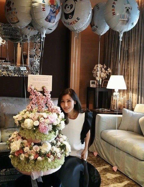 李嘉欣曬美照慶祝50歲生日！身穿無袖荷葉花邊裙，減齡十足顯貴氣 娛樂八卦吃瓜 第3张