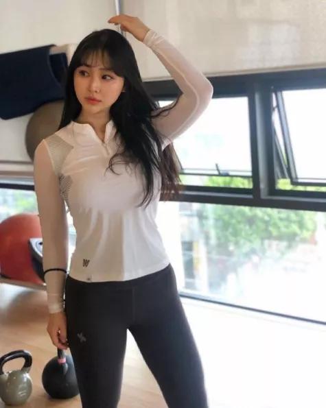 34歲性感阿姨竟撩走25歲肌肉小狼狗，網友：這誰頂得住？ 街拍正妹 第10张