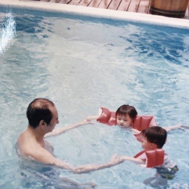 何超蓮父親節緬懷賭王何鴻燊，發長文配兒時圖片，話語充滿想念 娛樂八卦吃瓜 第2张