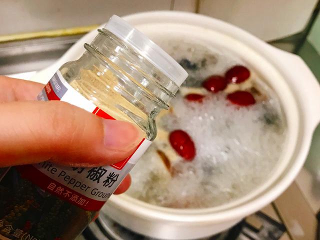 不管是燉土雞還是燉烏雞，牢記「2放3不放」，雞湯鮮美不膩更好喝 熱愛美食 第7张