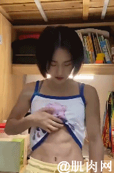 女學生撩衣秀腹肌，卻慘遭嘲諷：胸太小，像男人 健身減肥達人 第1张