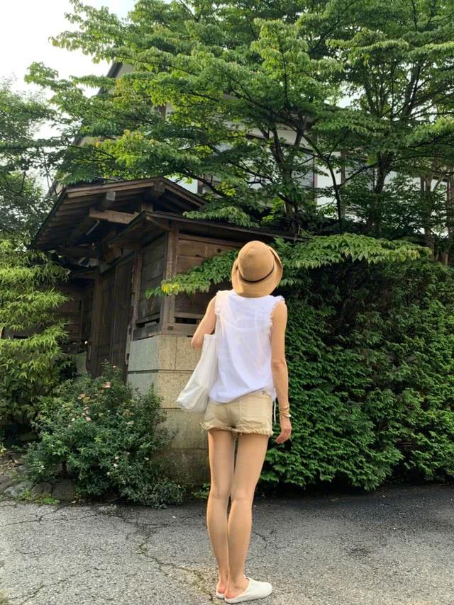馬伊琍穿搭瀟灑帥氣，藍色連體褲配一頭利落短發，簡約大方又隨性 娛樂八卦吃瓜 第5张