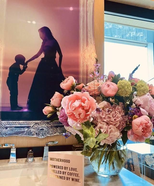李嘉欣曬美照慶祝50歲生日！身穿無袖荷葉花邊裙，減齡十足顯貴氣 娛樂八卦吃瓜 第5张