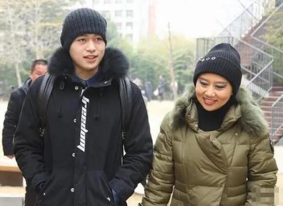 著名演員徐錦江：20歲時父親因病離世，寡母與妻子一樣重要 娛樂八卦吃瓜 第15张