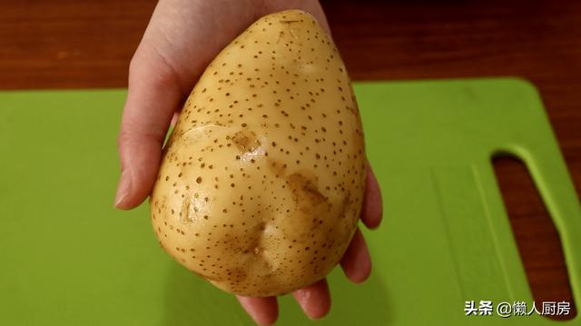 土豆別再燉肉了，教你一個新吃法，好吃到停不下來，比吃肉香 熱愛美食 第2张