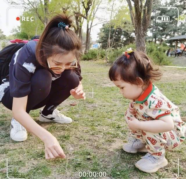 杜若溪曬全家合影，女兒肉肉遺傳爸爸精緻美貌，大眼睛可愛十足 娛樂八卦吃瓜 第2张