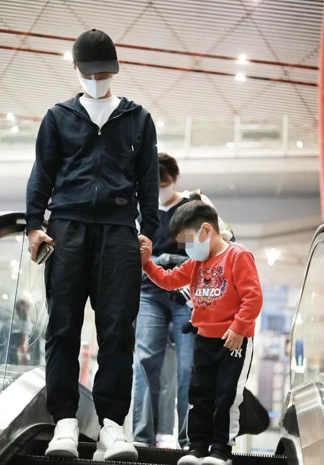 網友呼籲陳曉追回趙麗穎，陳曉用行動拒絕，帶娃現身已婚人設明顯 娛樂八卦吃瓜 第4张