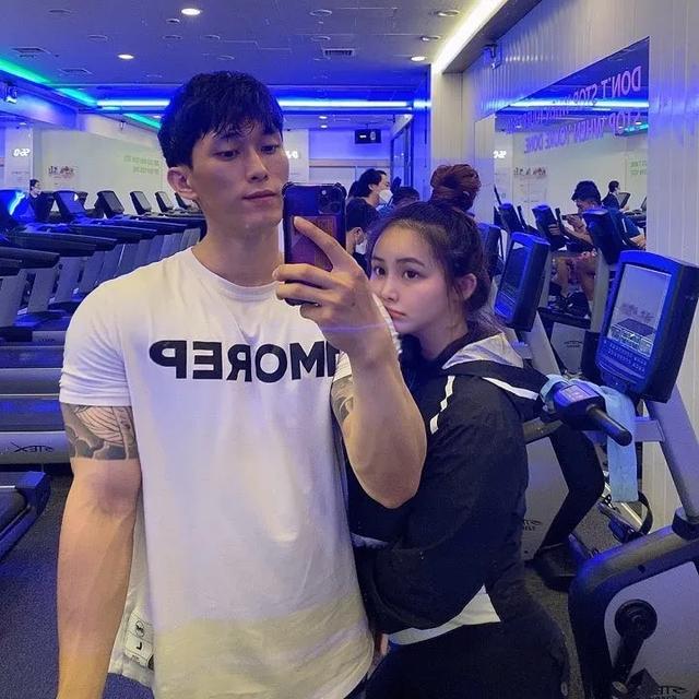 34歲性感阿姨竟撩走25歲肌肉小狼狗，網友：這誰頂得住？ 街拍正妹 第13张
