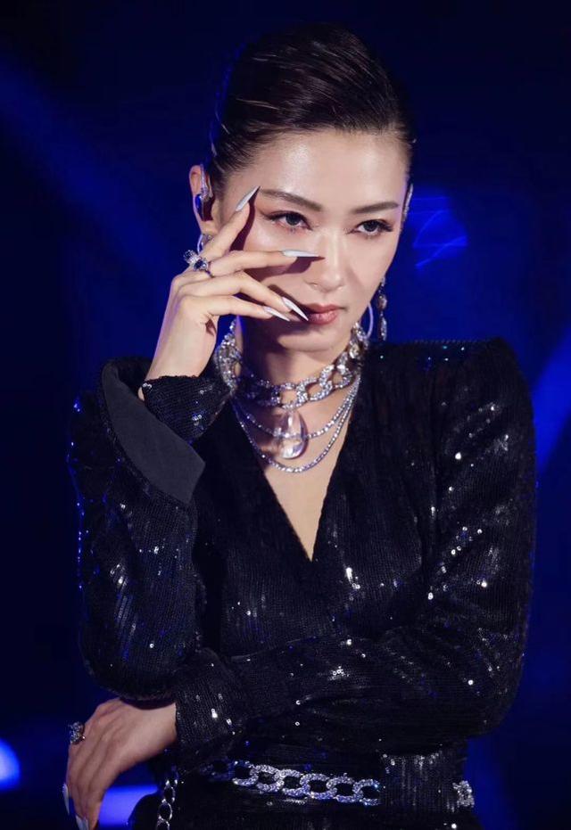 萬茜太讓人驚艷！亮片裝配「性感小野貓」妝容，氣場十足 有魅力 娛樂八卦吃瓜 第4张