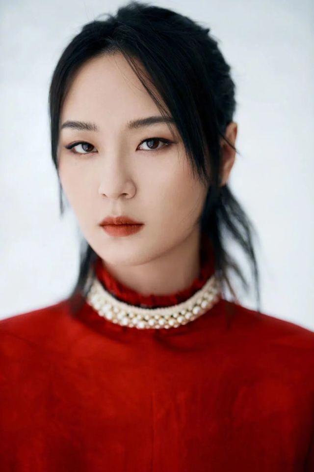 35歲周筆暢玩轉個性穿搭，穿紅色宮廷紅裙裝登台，釋放酷感女人味 娛樂八卦吃瓜 第4张