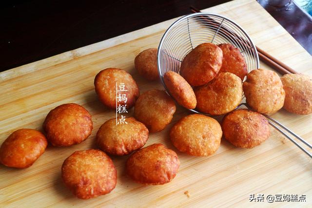 學86歲奶奶做拿手小吃，炸糖糕，1個碗1個勺，簡單實用還不會出錯 熱愛美食 第19张