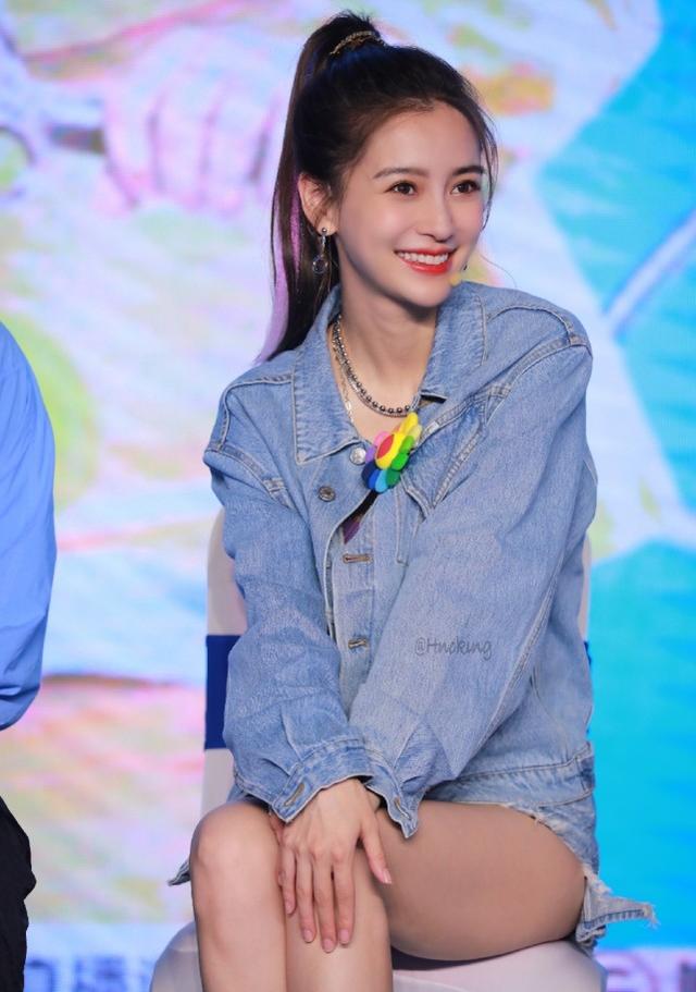 楊穎《奔跑吧》發布會造型釋出，穿牛仔套裝梳高馬尾，少女感十足 娛樂八卦吃瓜 第3张