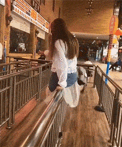 笑死我了，姑娘，你是第一次坐電瓶車吧，這個坐姿不覺得尷尬嗎 搞笑整蠱 第18张