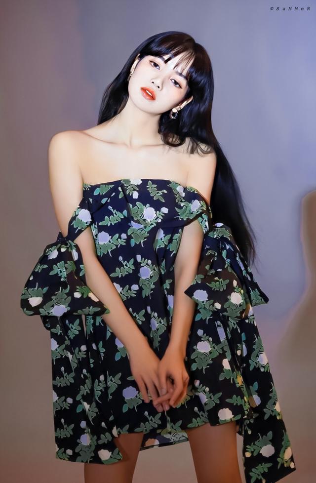 Lisa彩妝大片釋出，一襲夢幻紫色連衣裙，瞬間化身「人間芭比」 娛樂八卦吃瓜 第7张