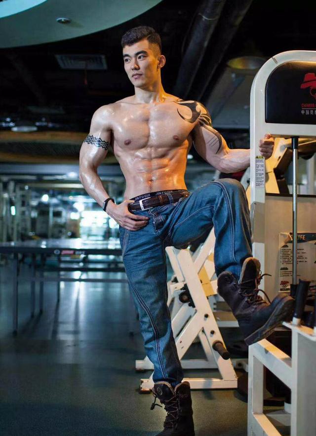 90後健身肌肉型男，體脂率僅有著10%，這腹肌身材越看越好，愛了 健身減肥達人 第2张