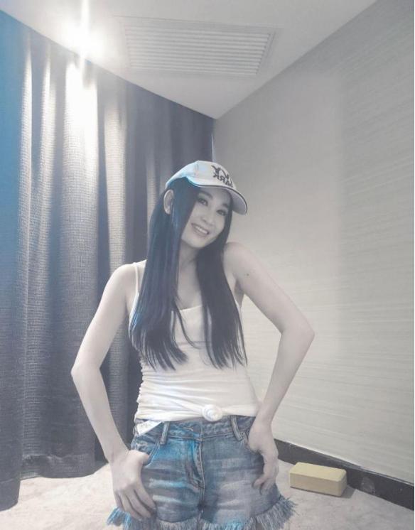 55歲溫碧霞近照曝光，把老公熬成爹，網友：女神又回來了 街拍正妹 第11张