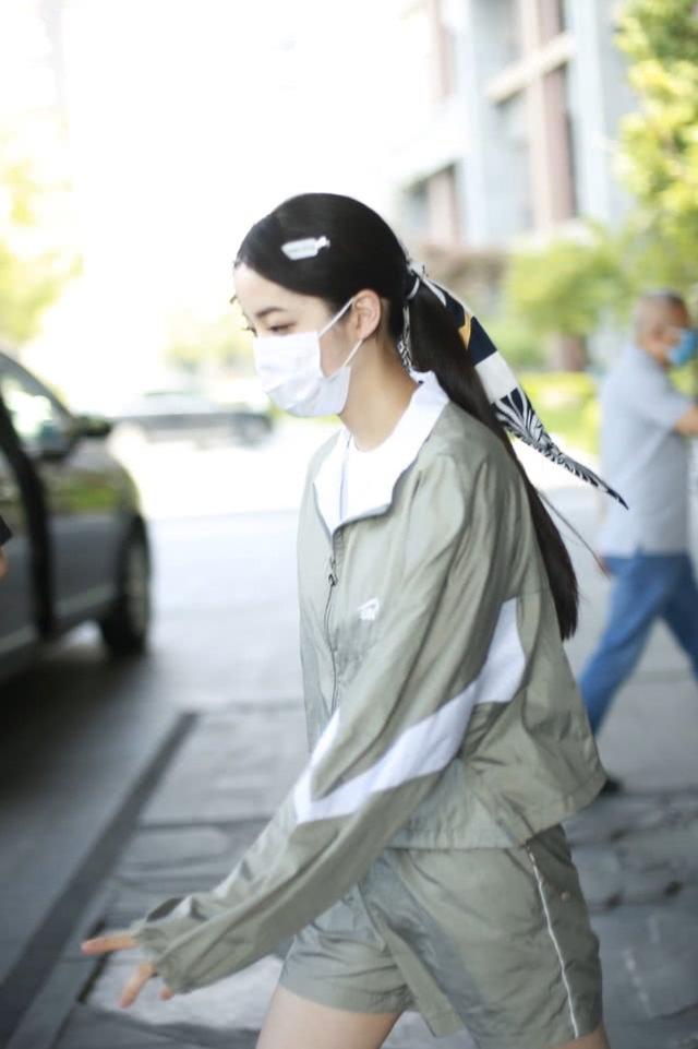 歐陽娜娜現身活動，穿露肩波點連衣裙甜美可愛，圓圓嬰兒肥更減齡 娛樂八卦吃瓜 第9张
