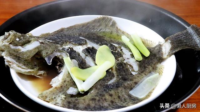 這是清蒸多寶魚的做法，一定要開水上鍋蒸，蒸魚的時候不要抹鹽 熱愛美食 第8张