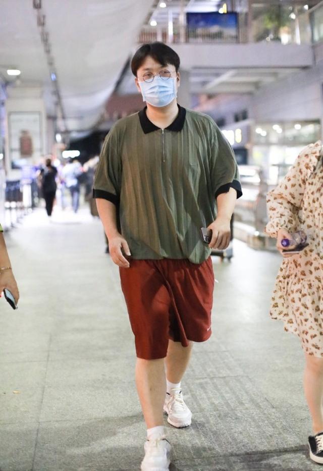 杜海濤一家三口現身機場，海濤紅配綠穿搭不違和，媽媽太可愛減齡 娛樂八卦吃瓜 第1张